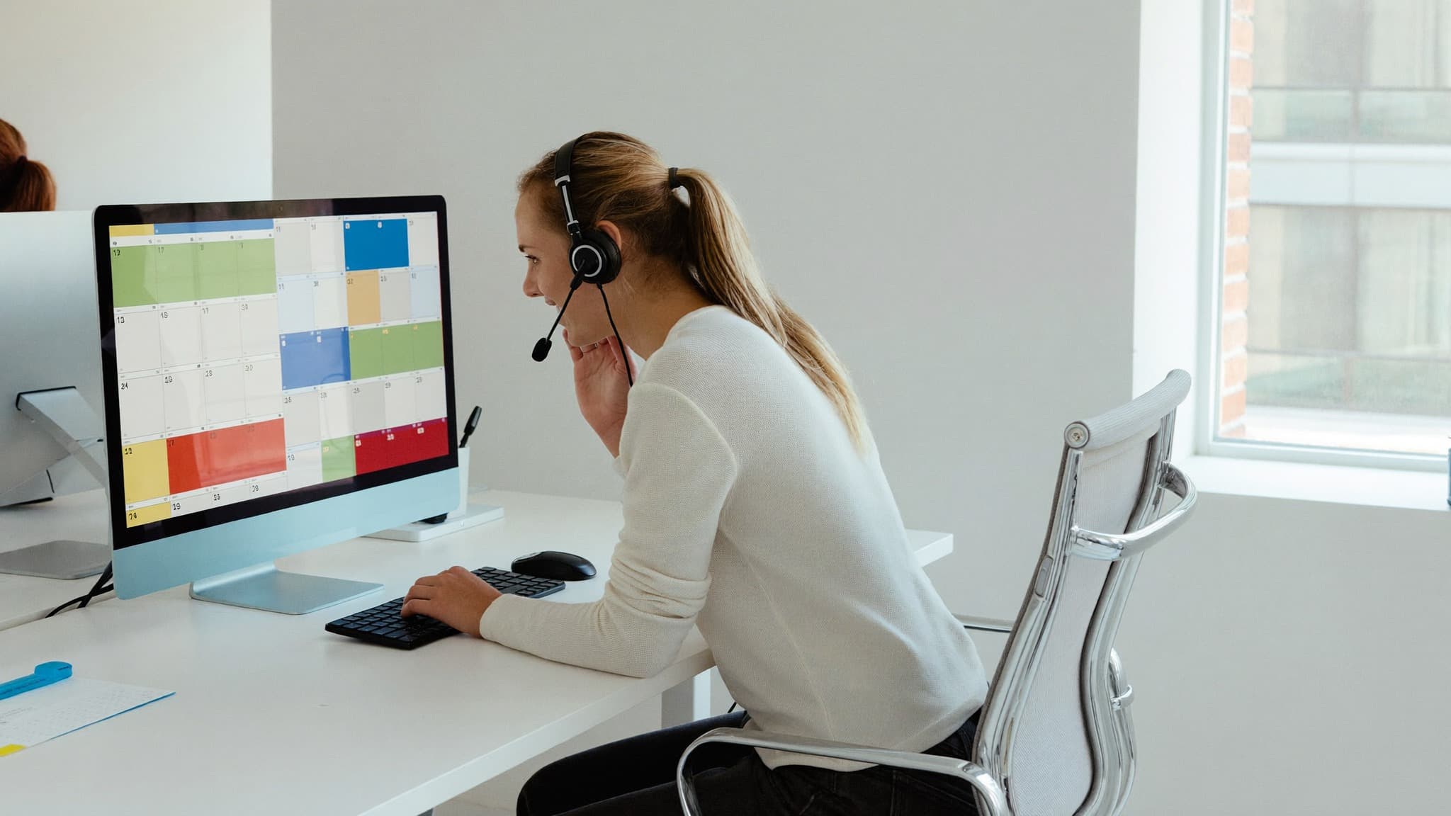 Agente al telefono con un cliente