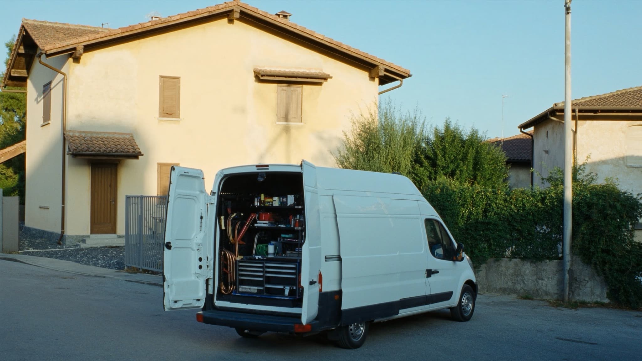 Furgone di un'azienda di idraulica e termoidraulica pronto per un sopralluogo